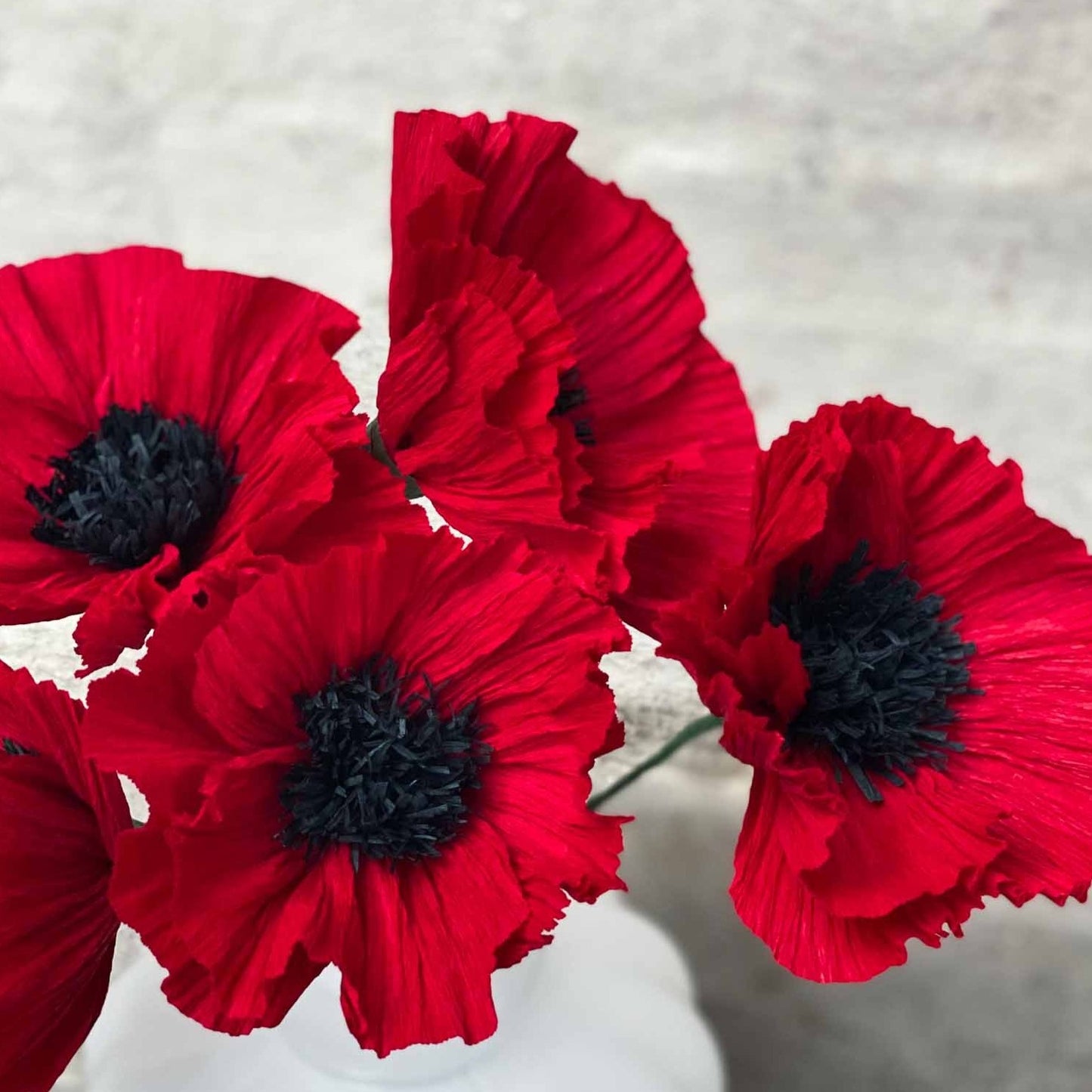 Gør-det-selv valmue i papir i en smuk og intens rød farve.